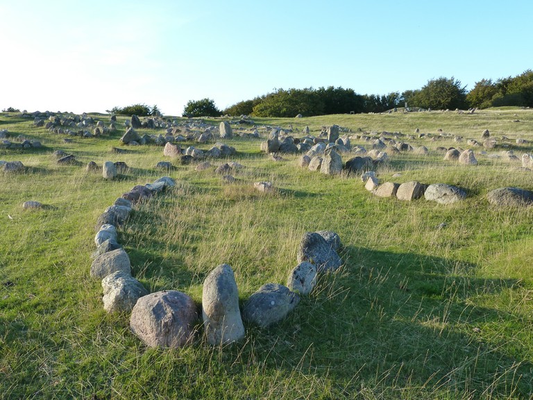 Schiffsförmige Steinsetzungen auf dem wikingerzeitlichen Friedhof von Lindholm Høje  - small