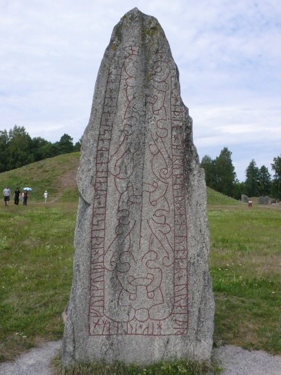 Anundshögen-Runenstein - small