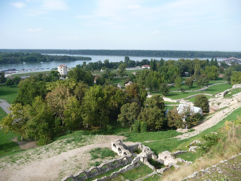 Blick von der Festung Kalemegdan in Belgrad auf den Zusammenfluss von Donau und Save - small