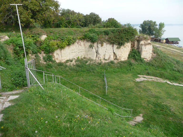 Ausgrabungsstelle von Vinca mit den Profilen der jungsteinzeitlichen Siedlung - small