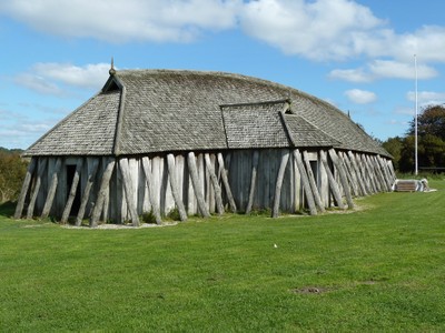 Rekonstruiertes wikingerzeitliches Langhaus bei der Rundburg Fyrkat 