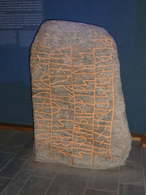 Wikingerzeitlicher Runenstein im Museum Haithabu