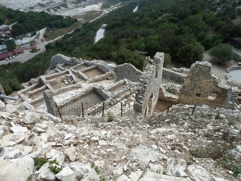 Ausgrabungen in der mittelalterlichen Burg Rocca San Silvestro - small