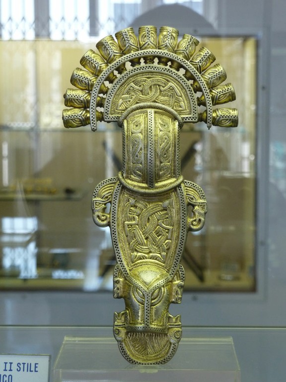 Frühmittelalterliche Fibel im Museo Nazionale dell'Alto Medioevo in Rom - small