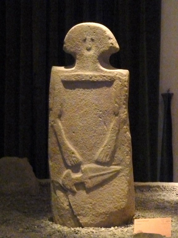 Kupferzeitliche Stele im Museum von Pontremoli - small