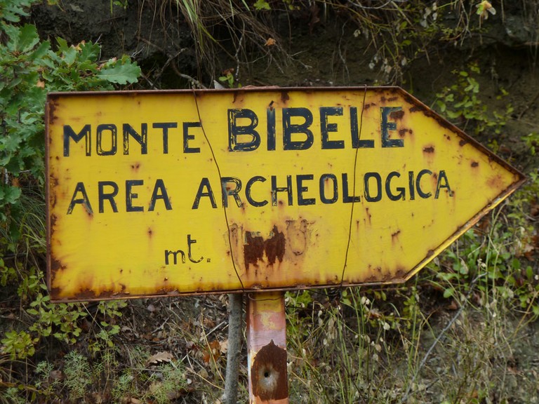 Wegweise zur eisenzeitlichen Höhensiedlung auf dem Monte Bibele - small