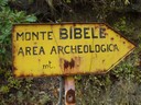 Wegweise zur eisenzeitlichen Höhensiedlung auf dem Monte Bibele - thumbnail