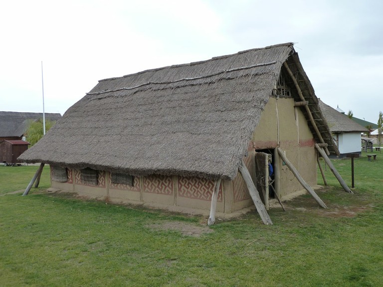 Rekonstruiertes-neolithisches-Haus-im-Freilichtmuseum-Polgár - small
