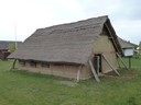 Rekonstruiertes-neolithisches-Haus-im-Freilichtmuseum-Polgár - thumbnail