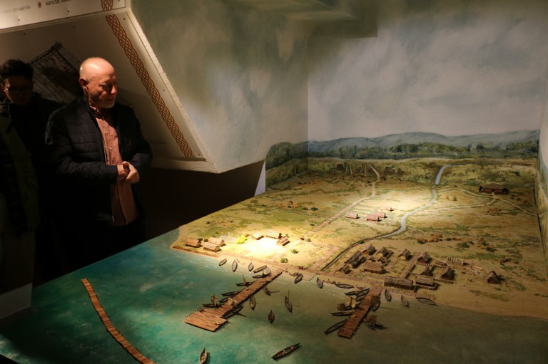 Dr. Jagodzinski erklärt im Museum Elblag - small